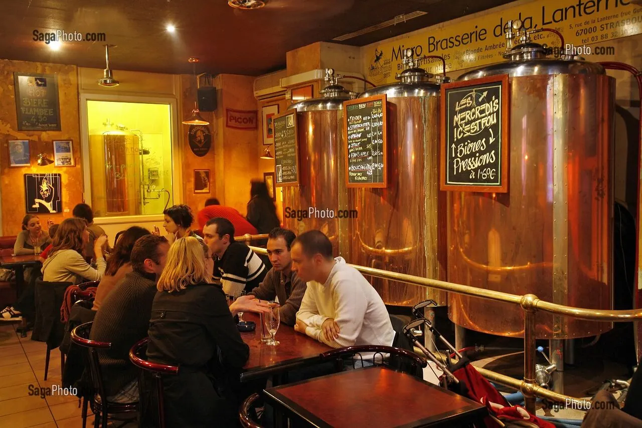 Les cuves de brassage en cuivre dans la salle de La Lanterne