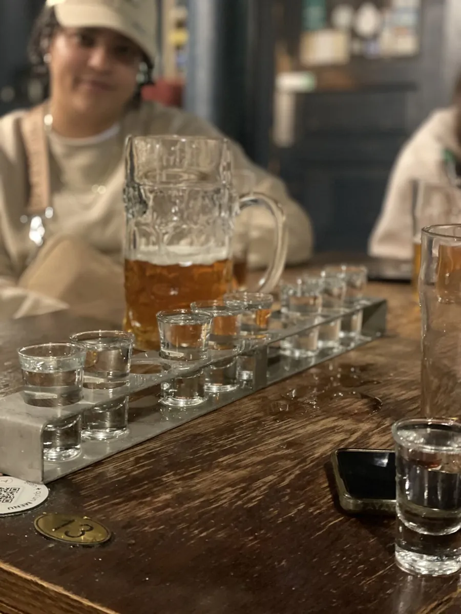 Un mètre de shooters sur une table