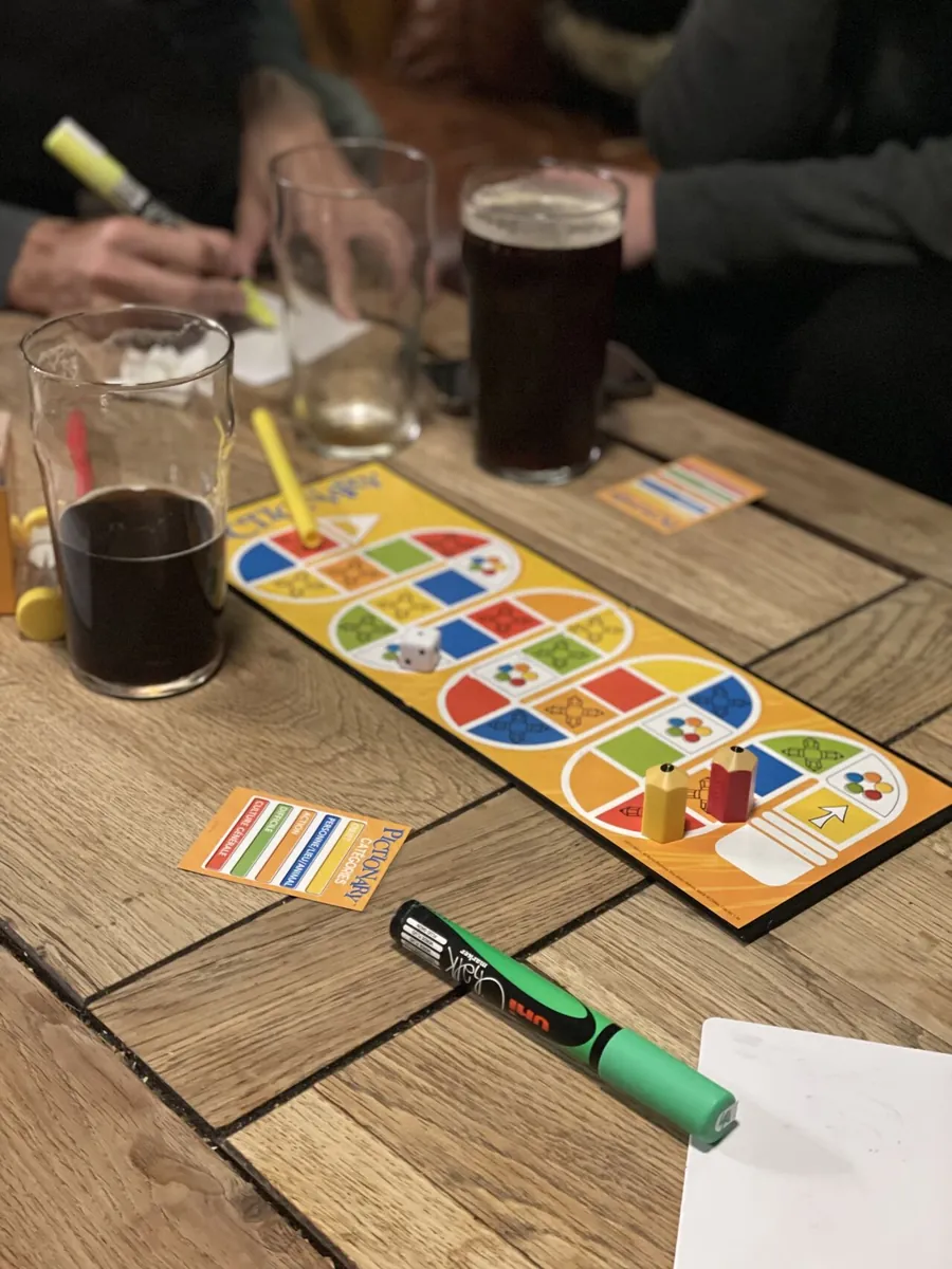 Une partie de jeu de société entre deux pintes